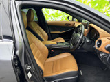 明るいブラウン系のシートとドアまわりが、落ち着きのある室内を演出します。運転席から前方を見渡しやすい配置で、座面や背もたれの形状にもゆったり感があります。