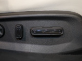 パワーシート装備車です。電動でシートが動きます、高級感がありとても便利な機能です!