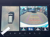 車両周辺を複数の映像で確認でき、後方の状況や進路の目安を把握する際に便利です。駐車時や狭い場所での取り回しをサポートし、周囲を確かめながら操作できます。