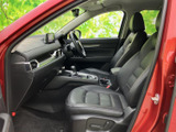 前席は見通しのよい運転席まわりと、ゆとりある座席配置が印象的です。黒を基調とした室内はまとまりがあり、助手席の方も落ち着いて過ごせる空間です。