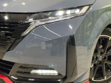 【LEDヘッドライト】悪天候や夜間走行時も良好な視界を確保し安心して運転できる高輝度LEDヘッドライトを装備!点灯速度が早く、消費電力も抑えられています。