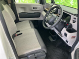 明るい色合いのシートとすっきりした室内で、運転席まわりも開放的な印象です。前方の視界を確保しやすく、座面にはゆったりと腰掛けられる形状が見て取れます。