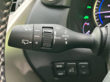 レバーには操作位置が表示され、必要な設定を目で確かめながら使えます。運転席から手の届く場所にまとまり、雨天時などにも手元で扱いやすい便利な装備です。