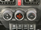 【オートエアコン】一度お好みの温度に設定すれば、車内の温度を検知し風量や温度を自動で調整。暑い&hellip;寒い&hellip;と何度もスイッチ操作をする必要はありません。快適な車内空間には必須の機能ですね♪