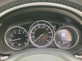 速度やエンジン回転数などの情報がメーターにまとまり、運転中も必要な表示を確認しやすい構成です。中央の表示部では車両情報も確認でき、日々の運転を支えます。