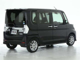 スペアタイヤレス車です。応急セットを搭載しております。