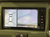 車庫入れなど後進運転時に死角をモニターで確認ができて安全です♪ ステアリング操作の参考になるガイド線も表示しますので車庫入れがニガテな方も安心ですネ!