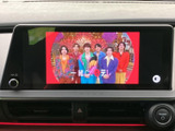車内の画面でテレビ番組を視聴でき、停車中の待ち時間にも楽しめます。映像が画面中央に表示されるため内容を確認しやすく、ちょっとした休憩時間を過ごす際にも便利な装備です。