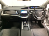 車内は光触媒抗菌消臭施工済です。インパネ周りはスタイリッシュなデザインで機能や装備も充実しています。グローブボックスやカップホルダーのほかにトレーなどたくさんの収納スペースが付いています。