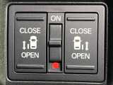 【両側パワースライドドア】スマートキーや運転席のスイッチで後席両側スライドドアの開閉が可能♪電動だから力を入れてドアを開ける必要が無く、小さなお子様でも簡単に開け閉めでき快適です♪