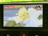 テレビ番組を画面で視聴でき、停車中の待ち時間も楽しみを添えて過ごせます。身近な番組を車内で確認できる装備として、休憩時などの日常のひとときに便利です。