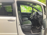 運転席と助手席は前方の窓から光が入り、周囲を見渡しやすい印象です。シートに腰掛けた際の視界も広く感じられ、乗り降りのしやすさを含めて毎日の移動に使いやすい空間です。