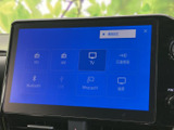 TVを選べる画面表示で、停車中に映像やテレビを視聴できます。ラジオなどの項目も並び、使いたい機能を画面から選びやすい構成。日常の車内で便利にお使いいただけます。