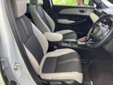 明るい色とダークカラーを組み合わせたシートが、落ち着いた車内を演出します。前席はゆったり座れる形状で、ドア側から乗り降りしやすい開口部も魅力です。