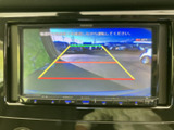 後方の様子を画面で確認でき、ガイドラインも表示されるため、駐車時の位置合わせをサポートします。周囲を確認しながらゆっくり操作したい場面で便利です。