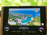テレビ番組を画面で視聴でき、停車中の待ち時間にも映像を楽しめます。大きく見やすい表示で、車内で過ごす時間を快適に演出する便利な装備です。