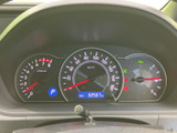 速度や燃料残量など、走行中に確認したい情報が運転席正面にまとまっています。表示が見渡しやすく、必要な情報を把握しやすい配置で、日々の運転をサポートします。
