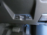 オートマチックハイビーム装備です。先行車や対向車のライトを認識し、ハイビームとロービームを自動で切り替える機能です。夜道の視界を確保します。詳細は販売店スタッフまでおたずねください。