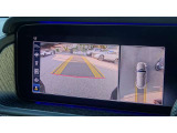 【360度カメラシステム】リバースと連動し、車両後方の映像をディスプレィに表示歪みの少ないカメラにより鮮明な画像で後退の運転操作をサポートします。