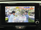 テレビ番組を画面で楽しめる装備です。停車中の待ち時間などに映像を視聴でき、車内で過ごす時間をより快適にお使いいただけます。視聴は停車時にお楽しみください。