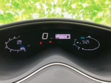 速度や各種車両情報を運転席正面で確認できるレイアウトです。必要な表示を視線の移動を抑えて把握しやすく、毎日の運転時に情報を確認する際にも便利です。