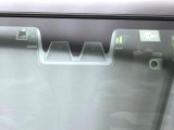 【スマートアシスト】走行中に前方の車両等を認識し、衝突しそうな時は警報とブレーキで衝突回避と被害軽減をアシスト。より安全にドライブをお楽しみいただけます。