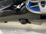ディスプレイに後方の視界を表示し、車庫入れをサポート「距離目安線」「車幅延長線」およびステアリング操作に連動する「予想進路線」を画面に表示します。※必ず車両周辺の安全を直接確認してください。