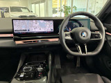 コックピットは、BMWらしくセンター・コンソールがドライバーに向けて傾けられた設計になっています。