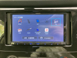 FM・AMをはじめ、BluetoothやUSBなど複数の音源が表示されています。お好みの方法で音楽やラジオを楽しめ、移動中の車内時間を自分らしく過ごせる装備です。