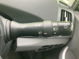 レバーに操作表示がまとめられ、必要な設定を目で確認しやすい仕様です。運転席から手が届きやすい位置にあり、日常の運転で扱いやすさに配慮されています。