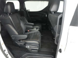 バックモニター付き。車両後方の映像をナビ画面に表示し、駐車などの後退操作をサポートします。