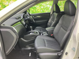 助手席から運転席まで見渡しやすい室内で、前方の視界もすっきりとしています。シートは身体を受け止める形状で、落ち着いた色合いが空間に統一感をプラス。乗り込んだ際もゆったりと過ごせる印象です。