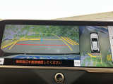 後方の映像に加えて車両周辺の表示も確認でき、駐車時の位置合わせをサポートします。ガイドラインを目安に周囲を確かめながら操作でき、狭い場所での駐車にも便利です。