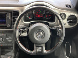 Volkswagen全車共通の上質な本革を使用した手触りのしっとりとしたステアリングです。唯一素肌が触れるハンドルは上位モデルと同じ握り心地になっております。