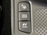【リモート機能つきアドバンストパーク】専用スマートフォンアプリの使用で、車外から遠隔駐車・出庫が可能な先進機能。広い場所で乗り降りしたい時に便利です♪