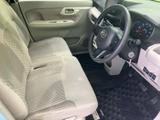 明るい色合いのシートとドア内張りで、運転席まわりはすっきりとした印象です。前方を見渡しやすい着座位置で、乗り降りする際も室内の様子を確認できます。