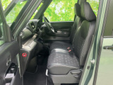 前席は運転席と助手席が横並びになり、乗員それぞれの座る位置が分かりやすい室内です。前方の視界が広く、座面や背もたれの形状も確認できます。落ち着いた色合いでまとまっています。
