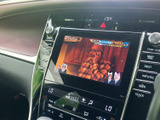 停車中にテレビ番組を視聴でき、休憩時間などのひとときを過ごす際にも便利です。画面表示と周辺のボタンがまとまり、必要な情報を確認しやすいレイアウトになっています。