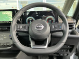 握りやすい形状のステアリングにスイッチ類がまとまり、運転姿勢のまま手元で操作しやすいレイアウトです。メーターやナビを見ながら使う場面でも、手元の視認性に配慮されています。