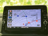 道路や周辺施設の位置を画面で確認でき、現在地から目的地までの移動をサポート。地図の縮尺や表示情報も見やすく、慣れないエリアでルートを確かめたいときに便利です。