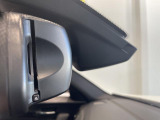 自動防眩機能を備えたルームミラー。ETC車載器を搭載しておりスタイリッシュかつ機能性を兼ね備えております。