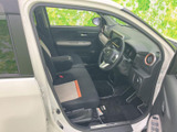 運転席まわりは前方の視界が広く、運転時の周囲確認もしやすいレイアウトです。シートには明るい色のアクセントが入り、落ち着いた空間にさりげない彩りを添えています。