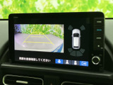 後方の映像に加えて車両周囲の状況も画面に表示され、駐車時の確認をサポートします。ガイド線も表示されるため、周囲を直接確認しながら後退する際に役立ちます。