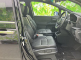 運転席と助手席にゆとりを感じられる室内で、シートに座った際も前方を見渡しやすい配置です。落ち着いた色合いでまとまり、毎日の移動も心地よく過ごせます。