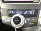 【オートエアコン】一度お好みの温度に設定すれば、車内の温度を検知し風量や温度を自動で調整。暑い&hellip;寒い&hellip;と何度もスイッチ操作をする必要はありません。快適な車内空間には必須の機能ですね♪