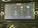 ラジオやテレビ、Bluetoothオーディオなど複数のメニューが表示され、使いたい音源を選びやすい構成です。画面上で項目を確認しながら選べるため、毎日の移動にも活用いただけます。