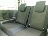 後席は左右に分かれた座席とヘッドレストを備え、同乗者が落ち着いて過ごせるつくりです。窓から自然光が入り、車内の様子も見渡しやすい印象。座面の広さや配置もご確認ください。
