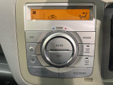 【オートエアコン】一度お好みの温度に設定すれば、車内の温度を検知し風量や温度を自動で調整。暑い&hellip;寒い&hellip;と何度もスイッチ操作をする必要はありません。快適な車内空間には必須の機能ですね♪