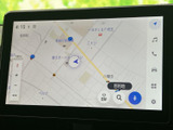 地図を画面いっぱいに表示でき、現在地や周辺の道路を確認しやすい仕様です。目的地検索や音声案内などのメニューにもアクセスしやすく、初めて訪れる場所への移動にも活用できます。