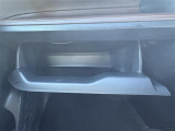 【グローブボックス】大容量のグローブボックスです!!車検証ケース他、日頃使う小物類の収納スペースもたくさんあります!